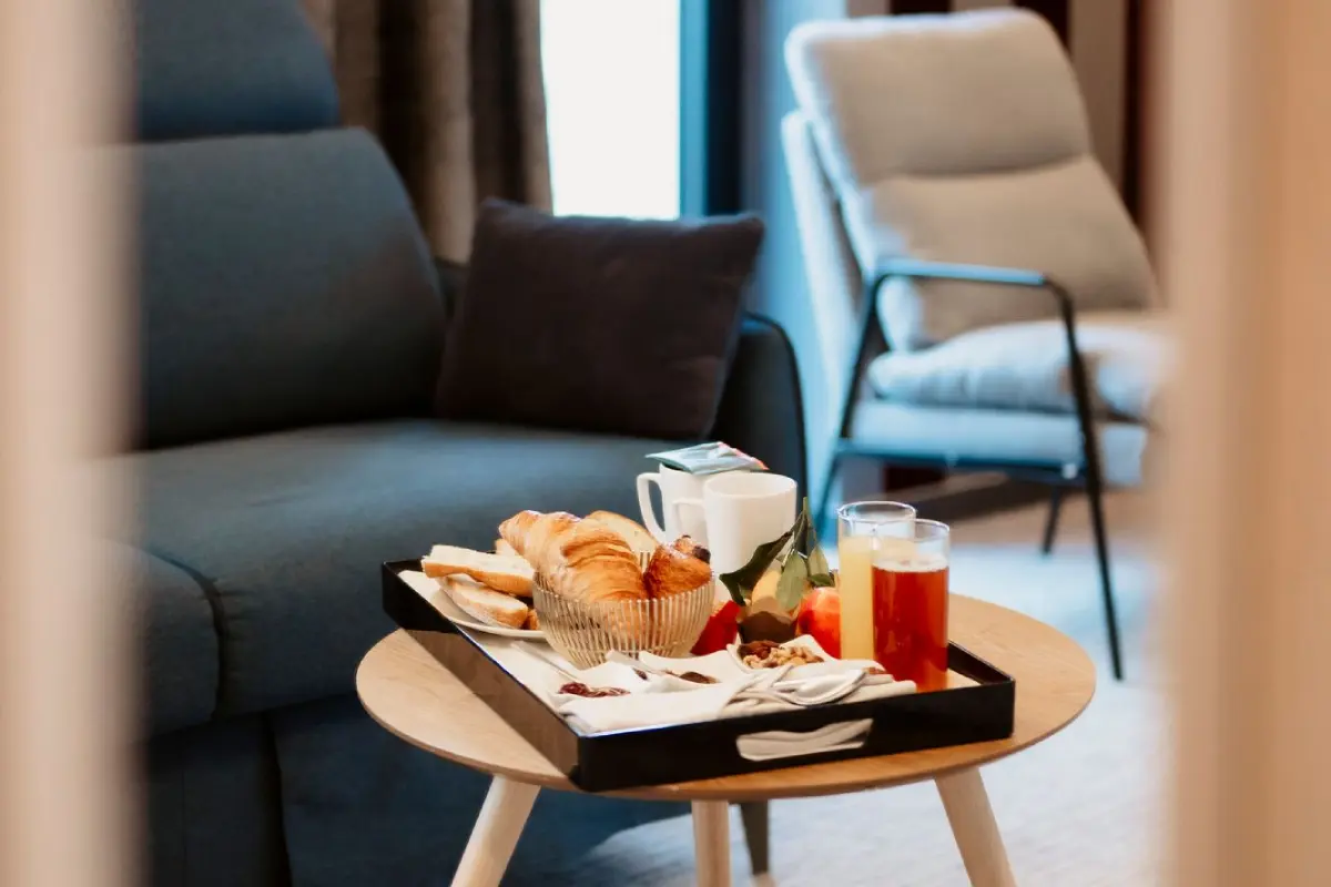 Plateau de petit-déjeuner servi en chambre à l’Hôtel Dali Val d’Europe, avec viennoiseries et boissons